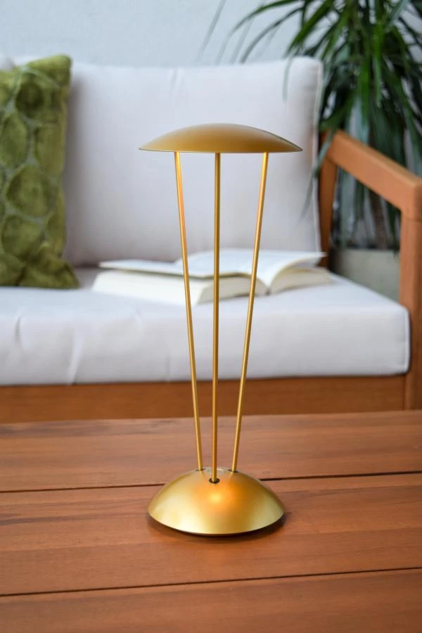 Lucide RENEE - Lámpara de mesa Recargable Dentro/Fuera - Batería/acumulador - Ø 12,3 cm - LED Dim to warm - 1x2,2W 2700K/3000K - IP54 - Con estación de carga inalámbrica - Oro mate / Latón - ambiente 3
